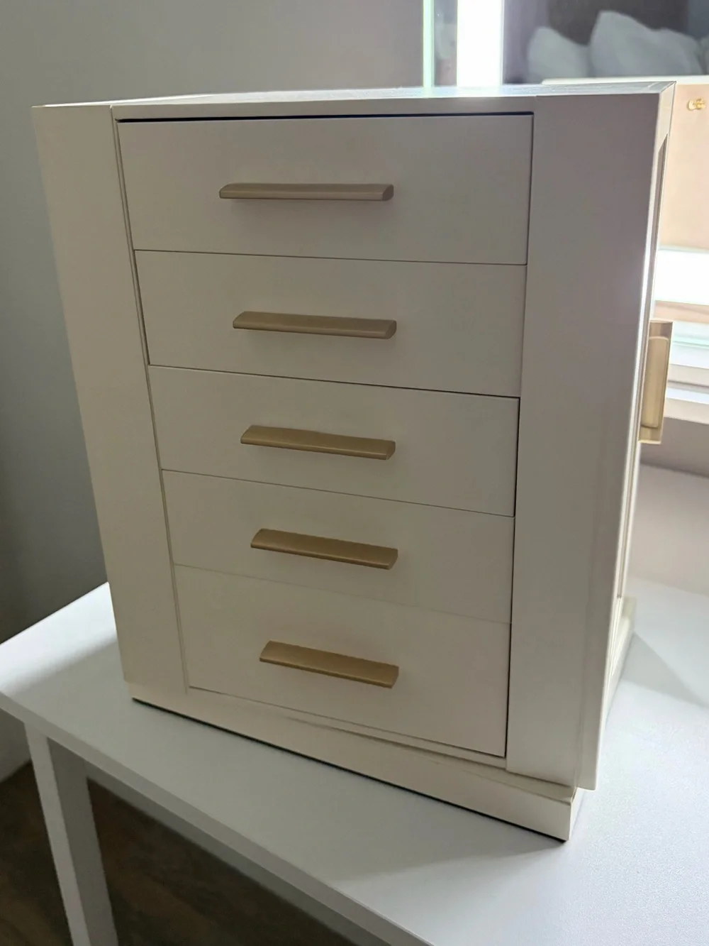 Rotating 360° White Jewelry Box